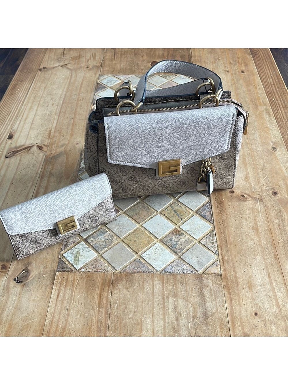 Guess Purse and matching wallet is BNWOT ❤️❤️❤️‍🔥❤️‍🔥